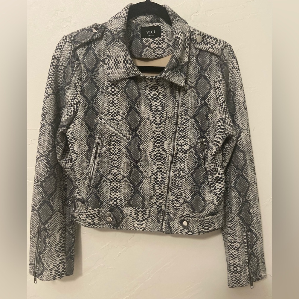 Vici~Neutral~Snakeskin Print~Moto Jacket~Zipper Pockets, Cuffs & Closure~Size S